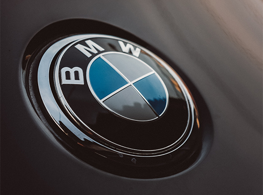 Blog | BMW Logo auf schwarzem Auto