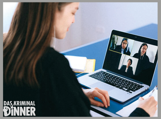 Blog | Frau die in einem virtuellen Meeting mit drei anderen Personen sitzt