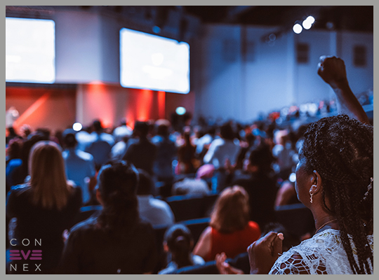 Blog | Onsite Events mit großer Podiumsdiskussion aus der Sicht eines/einer Teilnehmer*in