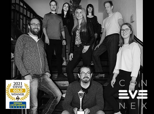 Blog | Schwarzweiss Foto des 8-Köpfigen EVE CONNEX Teams mit dem German Stevie Award 