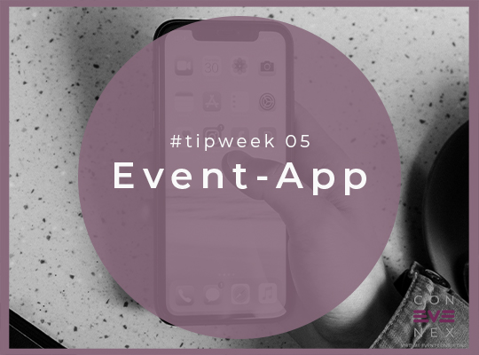 Blog | Schwarz-Weiß Bild von einem Smartphone in einer Hand und einem Schriftzug: tipweek 05 Hybride Event App