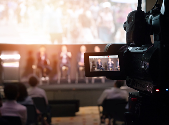 Hybride Events | Bild Kamera filmt Bühne