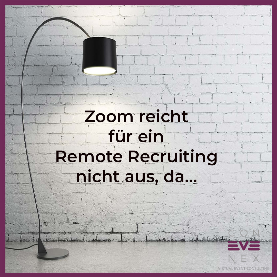 Eine geschwungene Stehlampe steht vor einer grauen Wand. Auf der Wand ist ein Schriftzug zu sehen, dieser besagt: "Zoom reicht für ein Remote Recruiting nicht aus, da ..." 